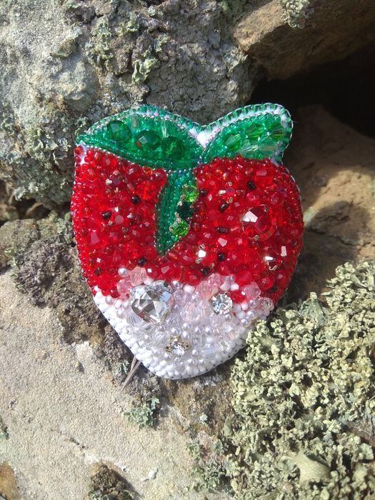 Alfinete (pregadeira) ,,Morango"