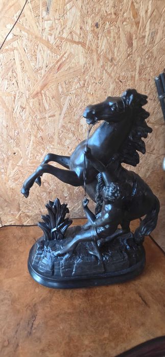 Rzeźba , figura - półnagi mężczyzna z koniem  43cm.