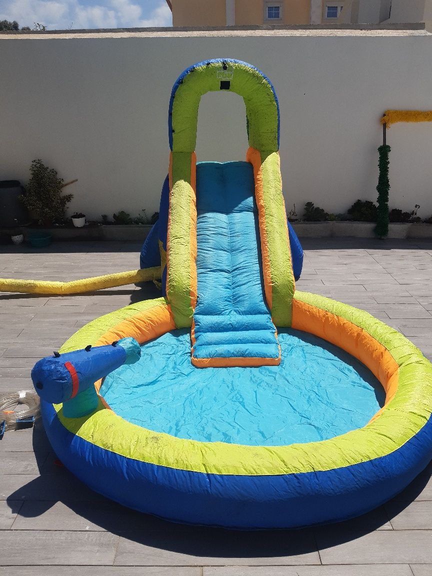 Vendo Insuflável escorrega e  piscina