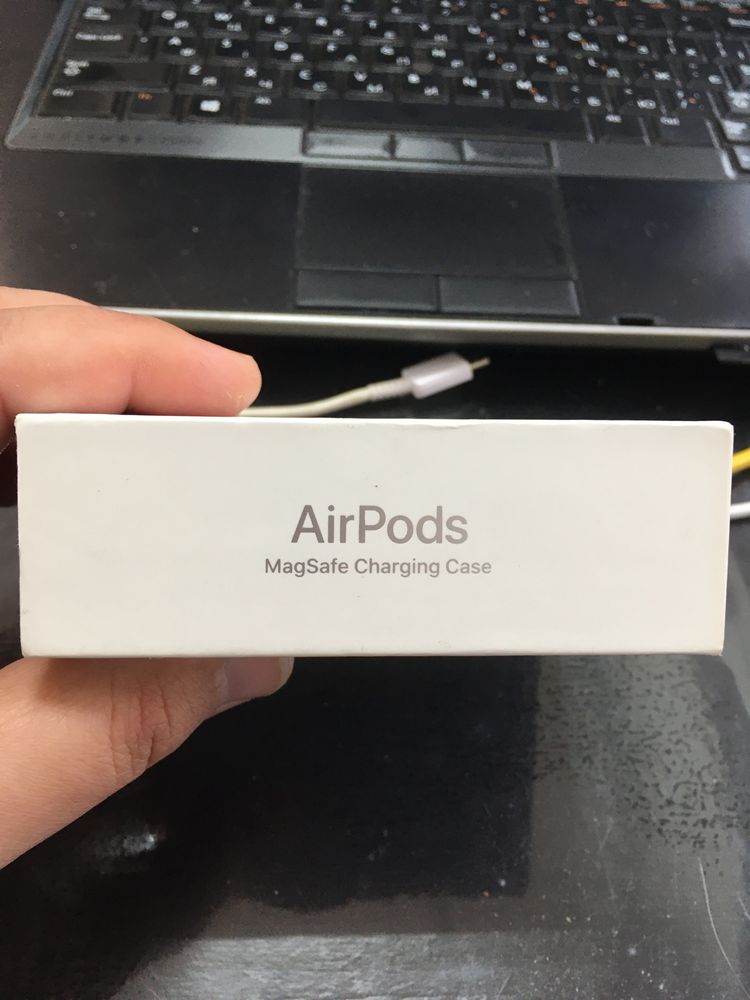 Коробка з AirPods 3