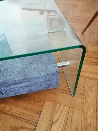 Ława z giętkiego szkła z półką - beton