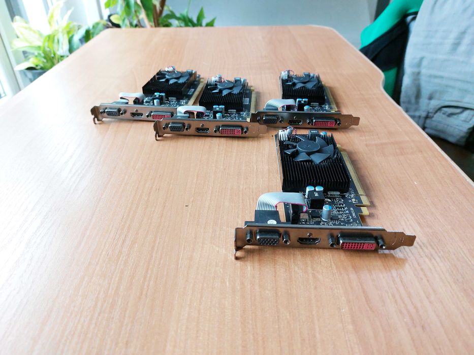 Karta graficzna XFX Radeon HD 6570+Karta graficzna Asus Radeon HD 5550