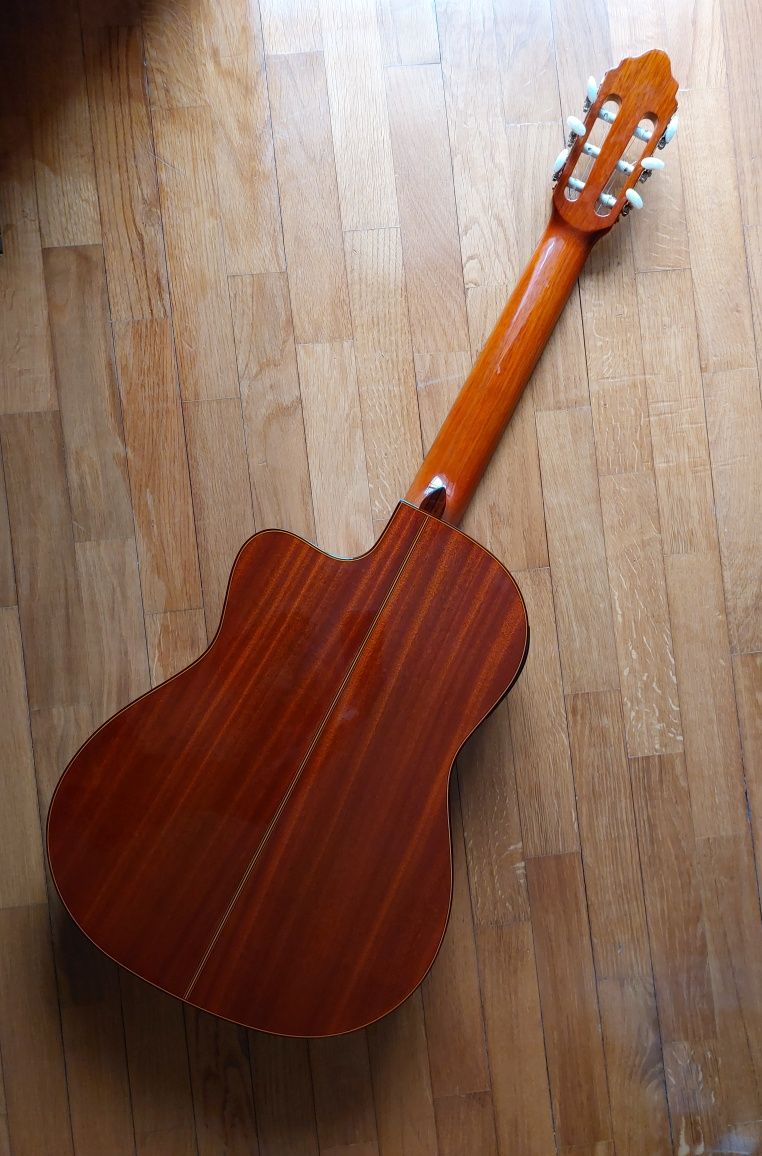 Guitarra clássica eletrificada