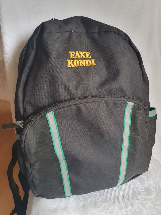 Czarny plecak duża kieszeń na zamek zakładany przez ramię do szkoły