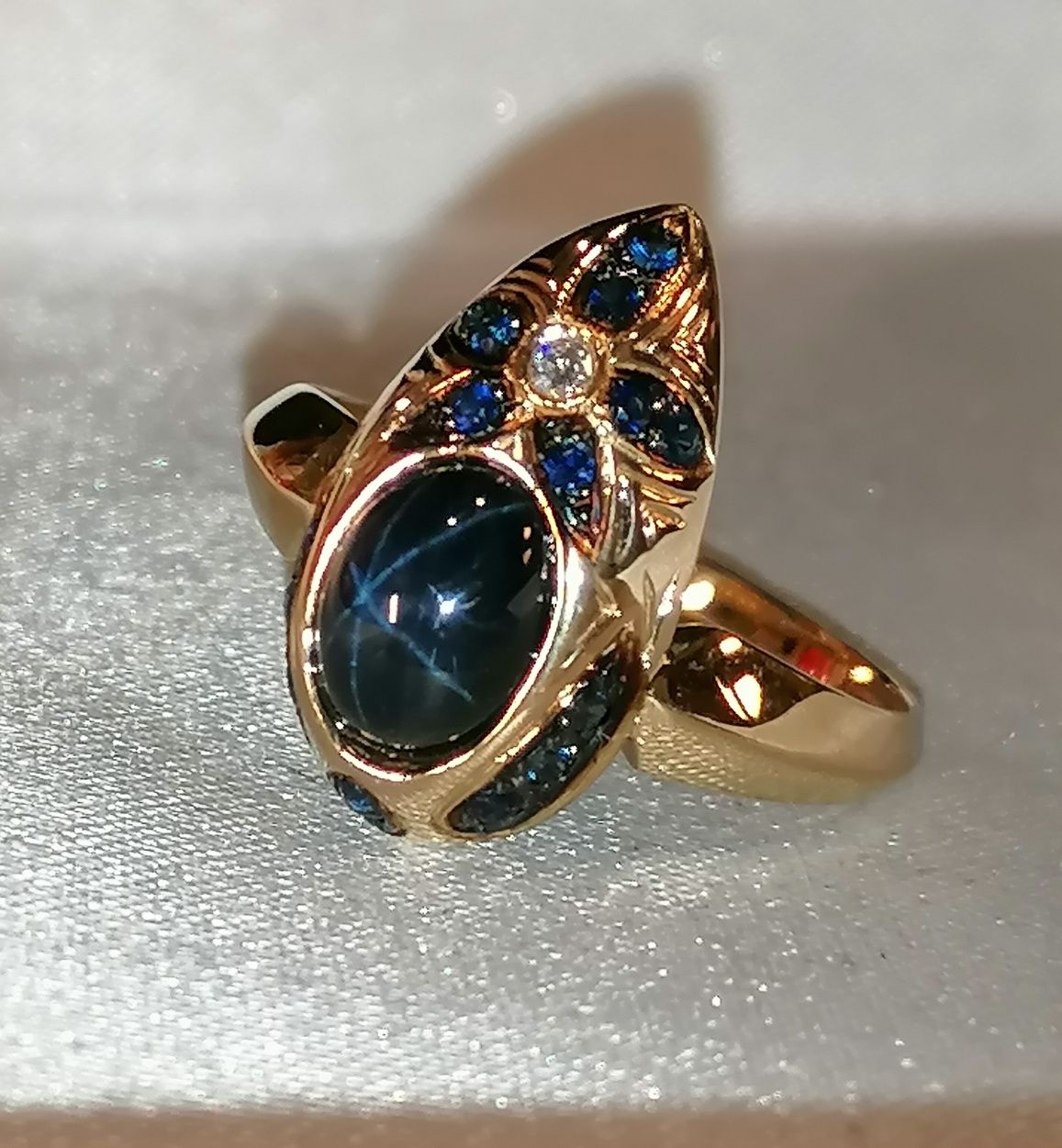 Золотое кольцо с натуральным звездчатым сапфиром и бриллиантом
