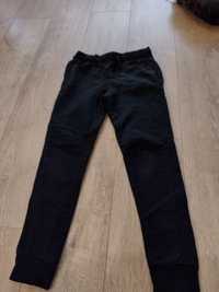 Czarne spodnie dresowe roz.146