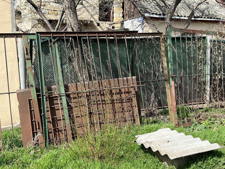 Продам металлический  забор., 3 секции с аэродромными плитами, и 3 обы
