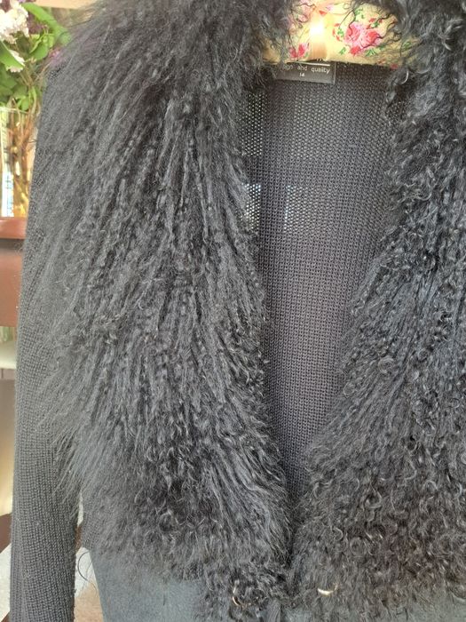 SASHA Design czarny kardigan z futrzanym kołnierzem wełna r. 42