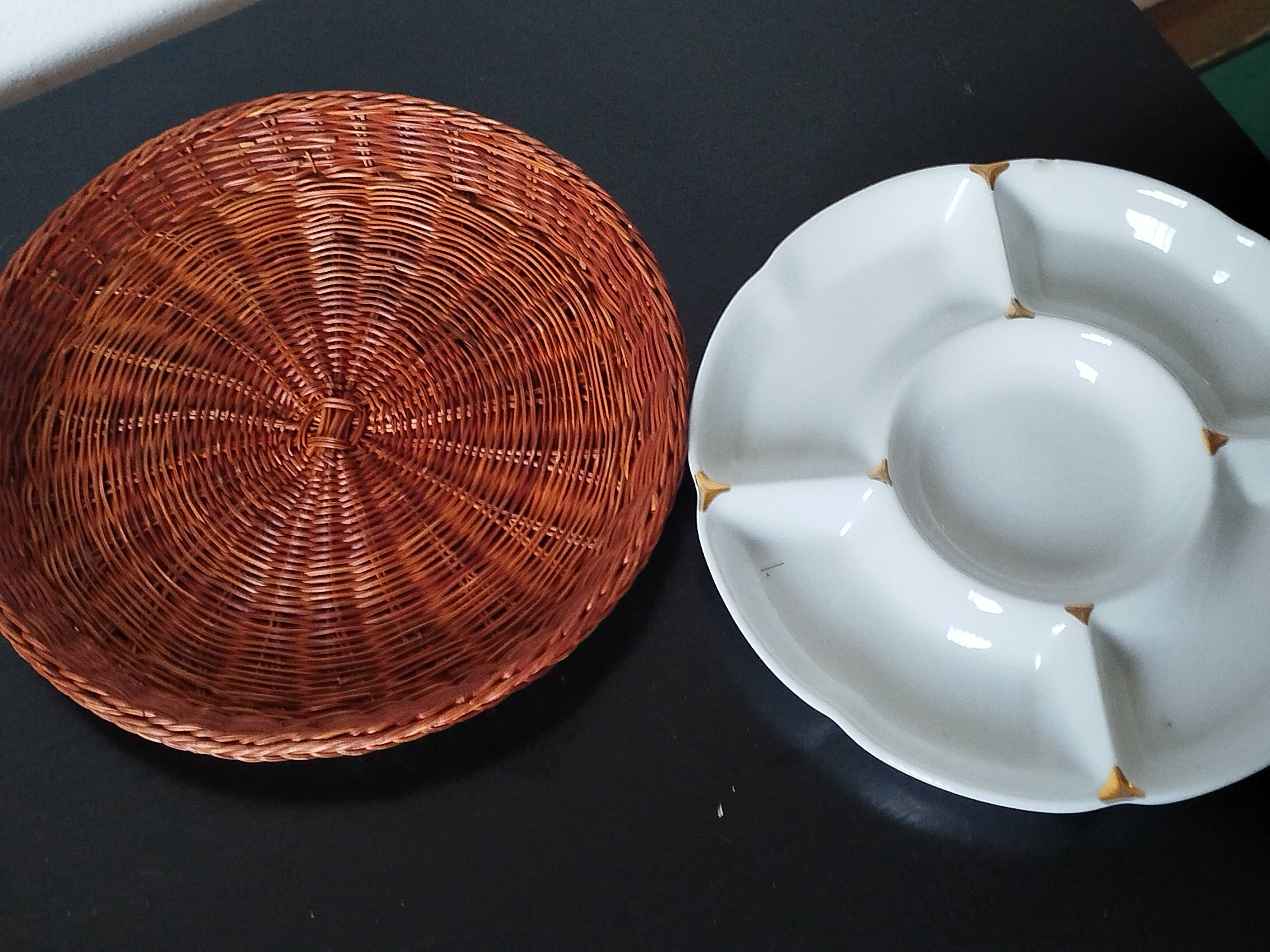 Prato com divisórias um em porcelana outro em palhinha
