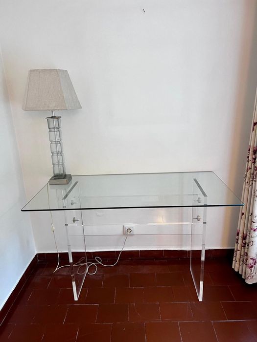 Mesa acrilico e vidro