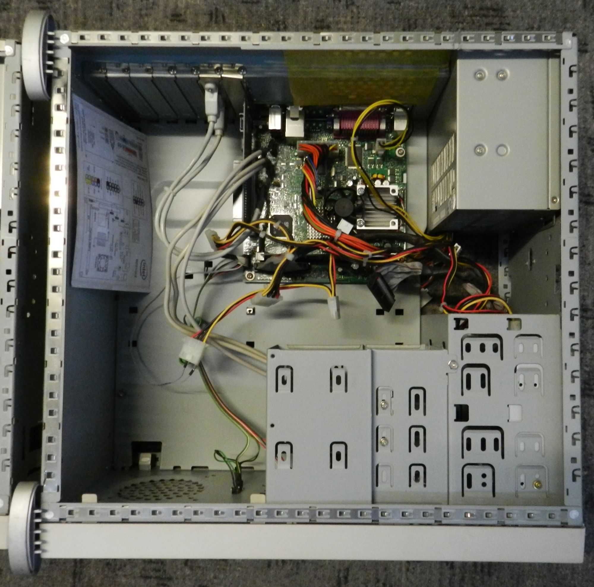Dwa komputery stacjonarne, obudowa, zasilacz, Intel D201GLY2A