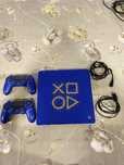 PS4 Slim 500GB + 2 Comandos + 2 Jogos