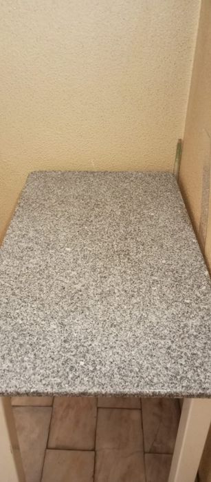 Mesa de mármore e madeira
