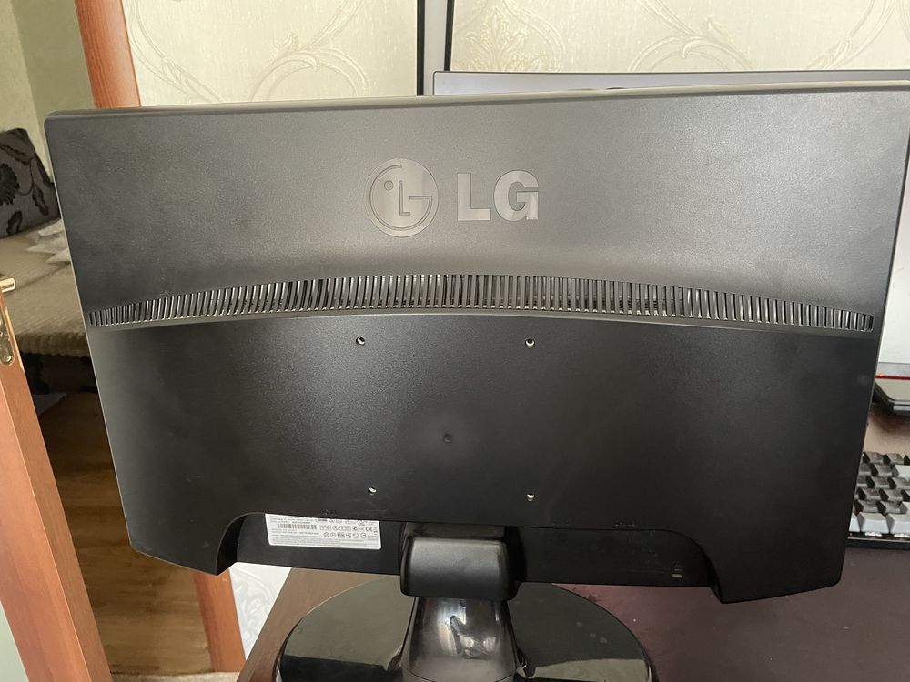 Монитор LG FLATRON W2243T