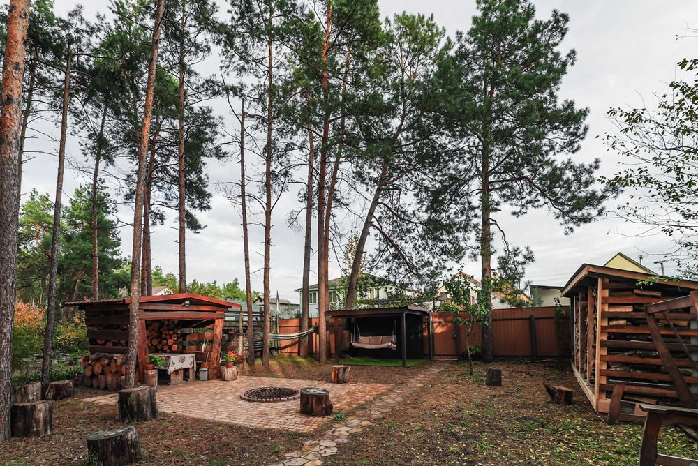 Оренда будинку біля лісу з ванною у спальні, каміном і мангалом.