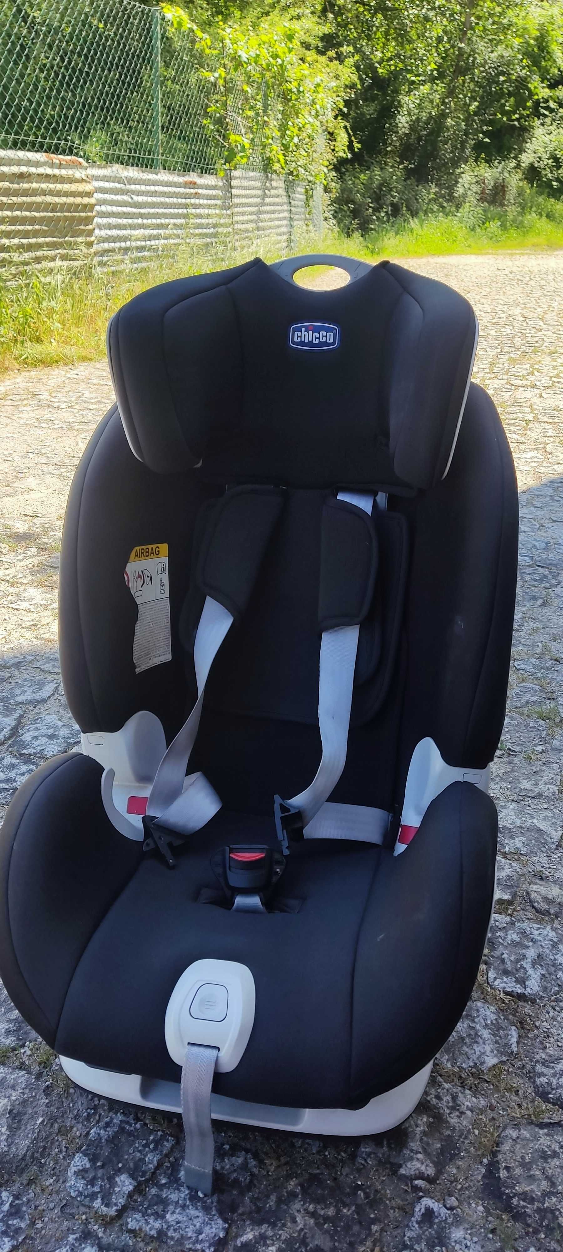 Cadeira chicco para automóvel com isofix.