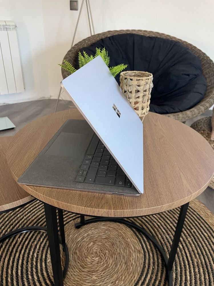Microsoft surface laptop 5 (13.5”) Intel Core i5-1235U- RAM: 8GB 256GB