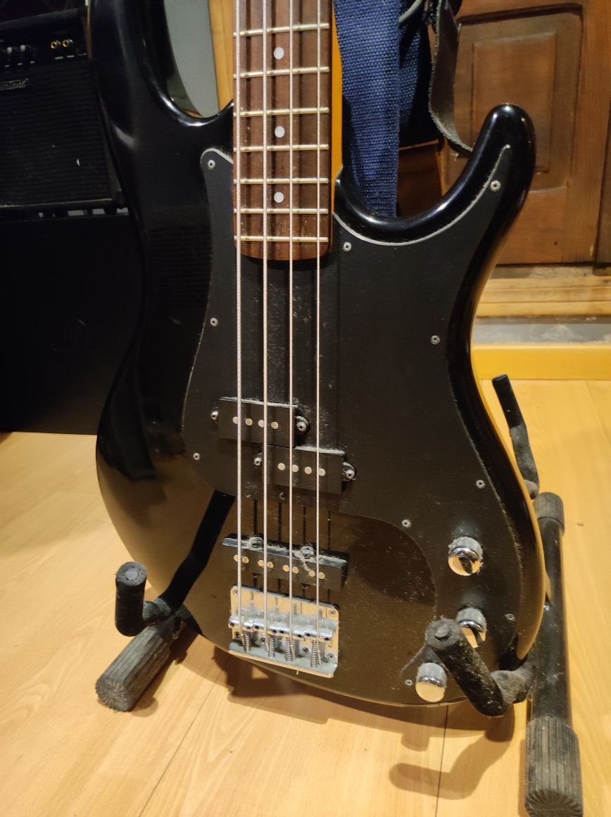 Guitarra baixo samick
