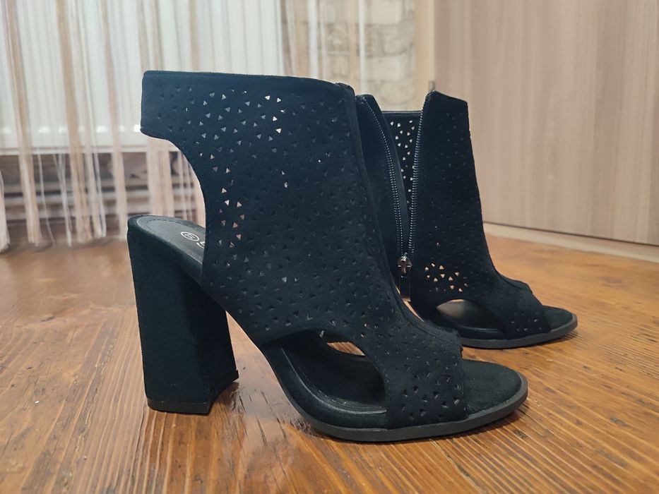 Босоніжки закриті перфорація