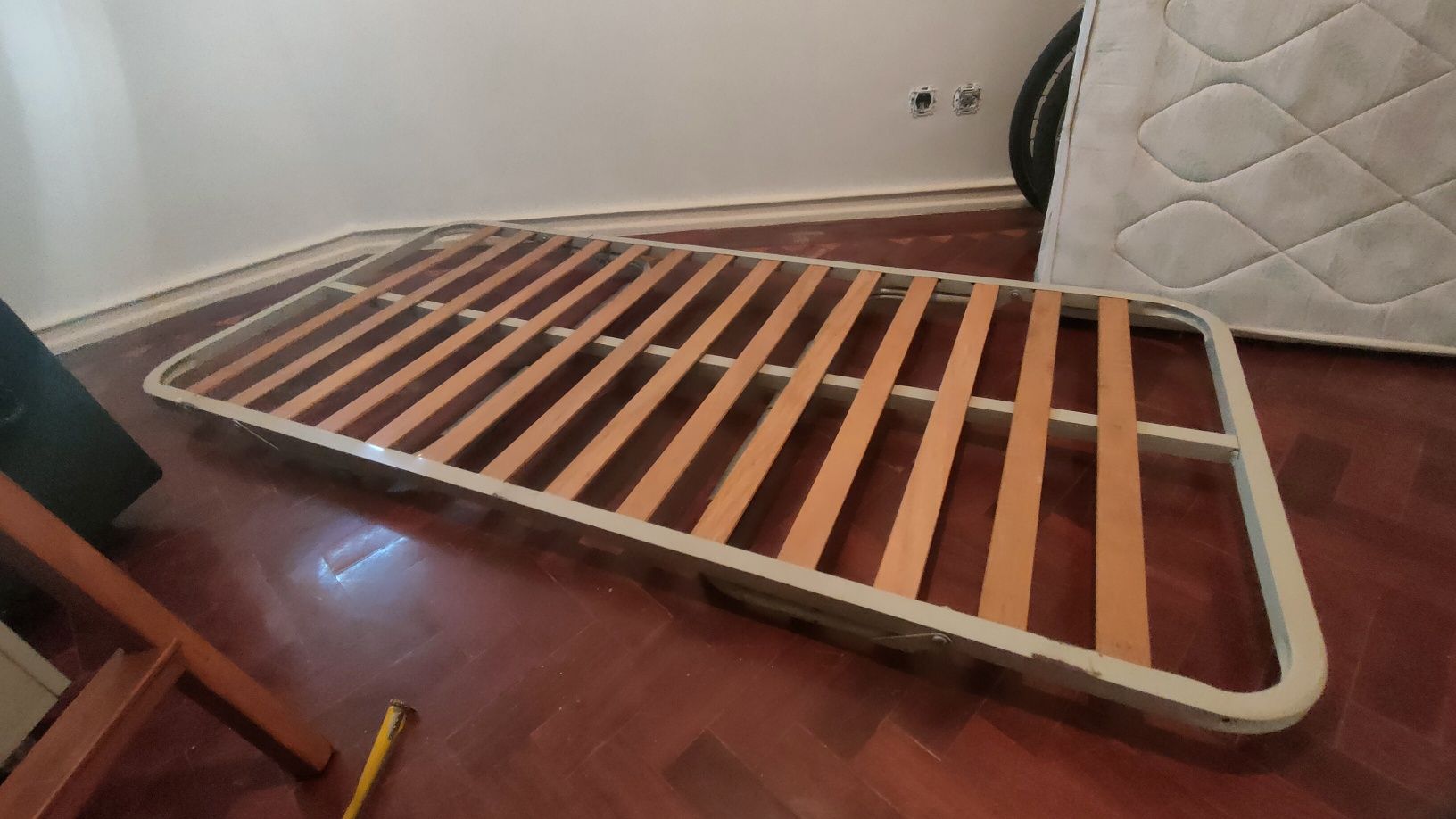 Estrutura de cama rebatível tipo gaveta inferior de cama.