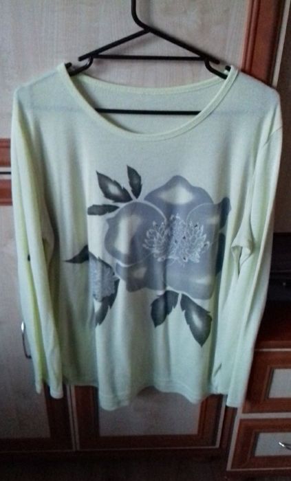 Damski sweterek w kwiaty