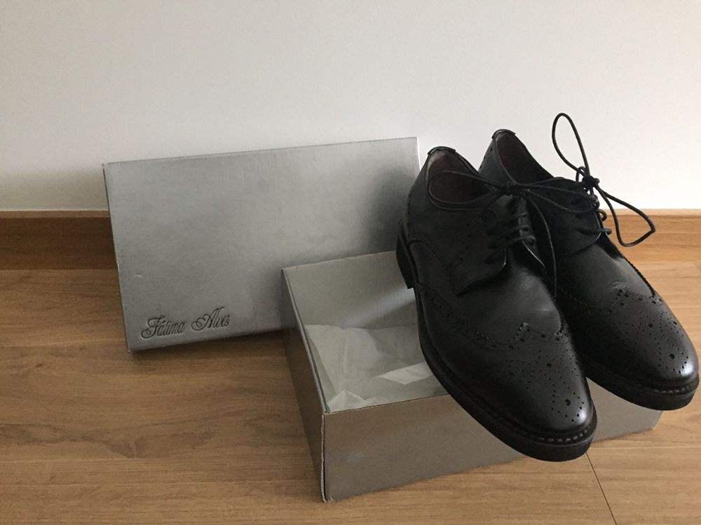 Sapatos clássicos pretos em pele Unissexo Atelier Fátima Alves - NOVOS