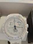 Omega x Swatch Snoopy SO33W700 – Nostalgia i Nowoczesność