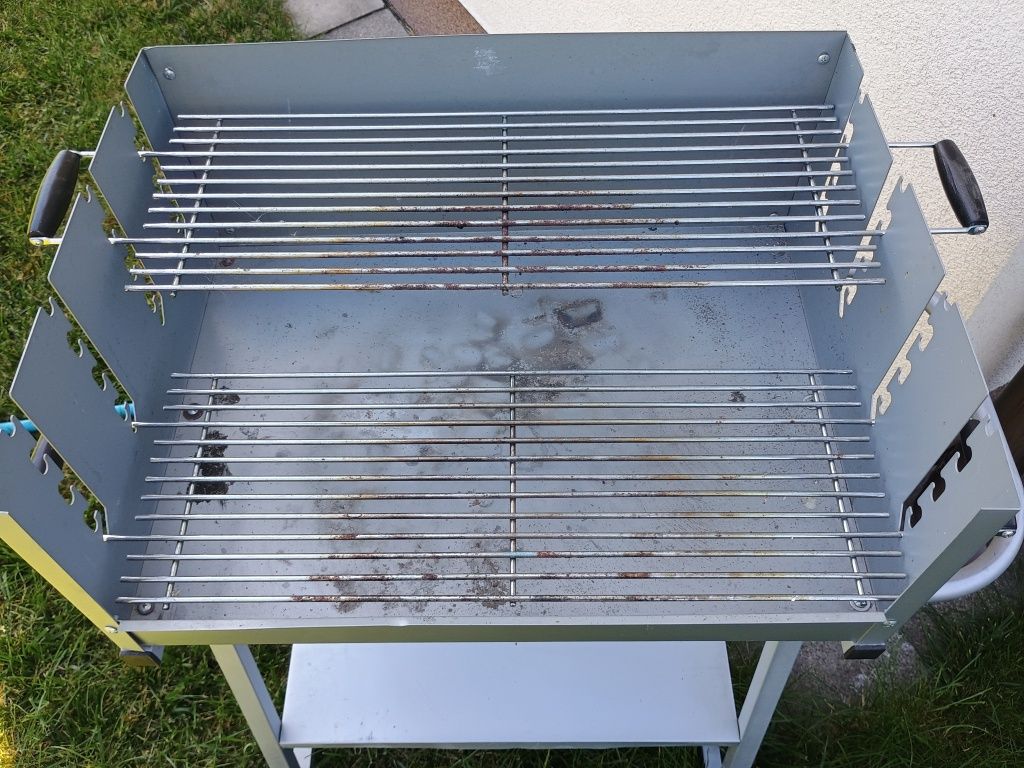 Grill na węgiel drzewny.