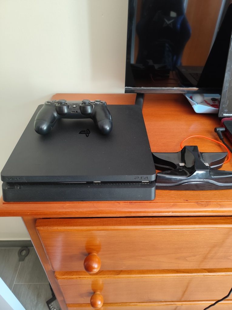 PlayStation 4 (500gb) c/ jogos, cadeira gaming e fones