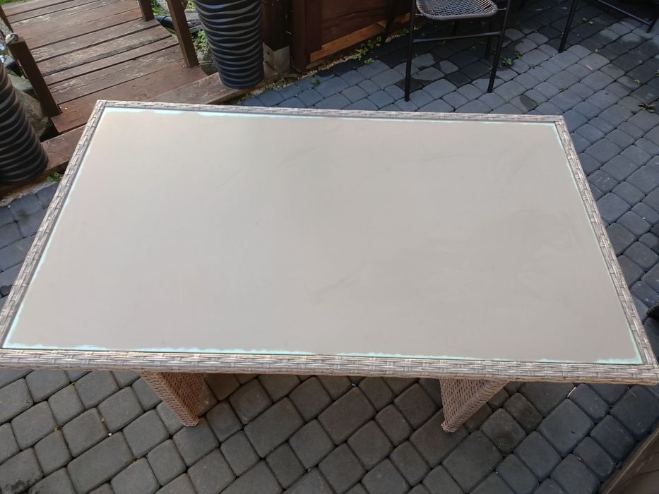 Stół z technorattanu do ogrodu