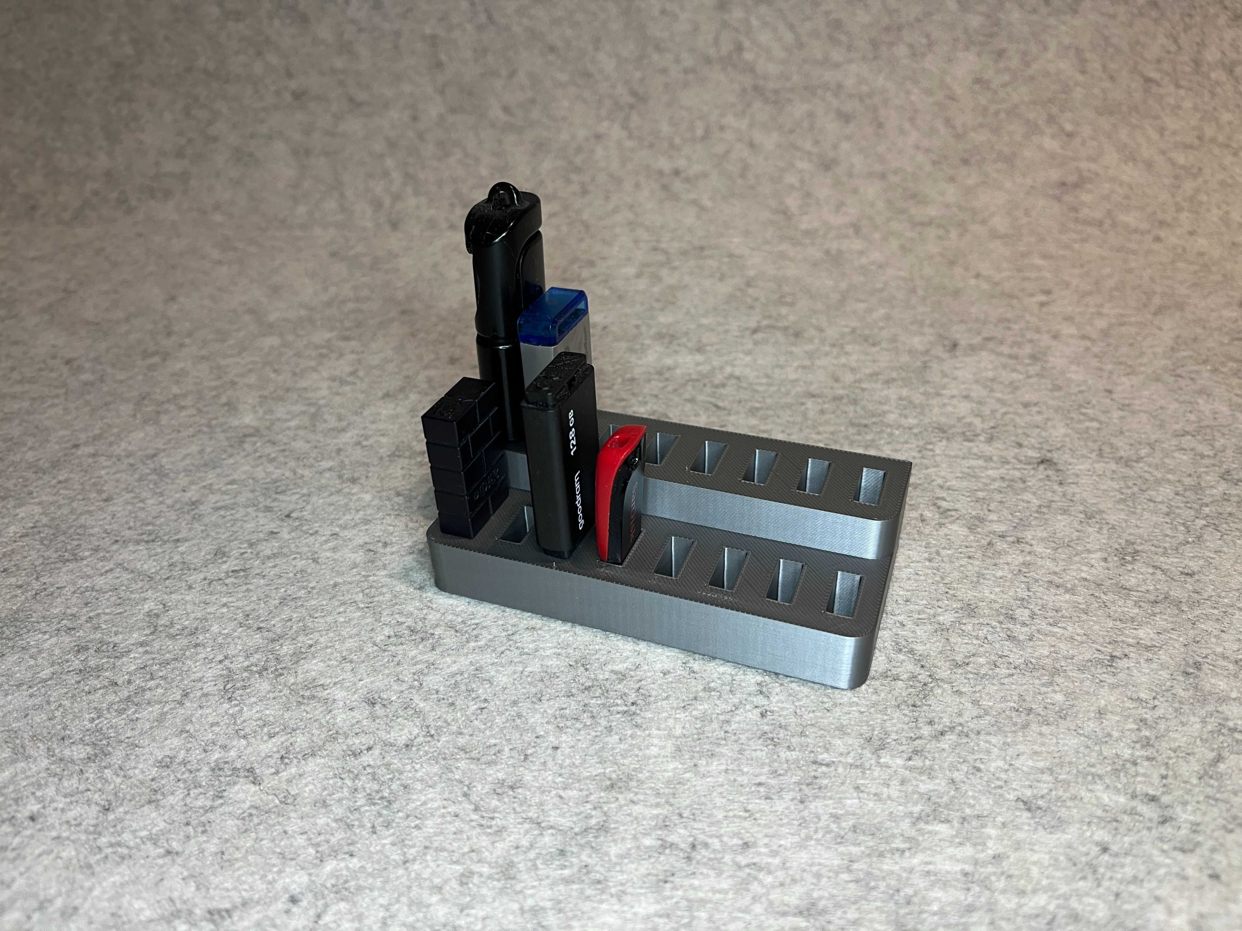 Stojak podstawka na 16 pendrive / pamieci USB