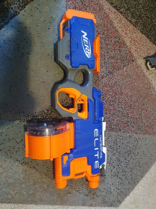 NERF Zestaw czterech kultowych wyrzutni + akcesoria do zabawy