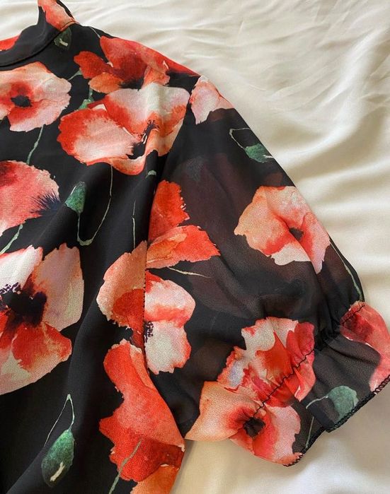 Сукня в червоні маки