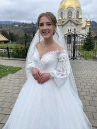 Весільна сукня
 S
Дуже легка та зручна 
Колір айвор
