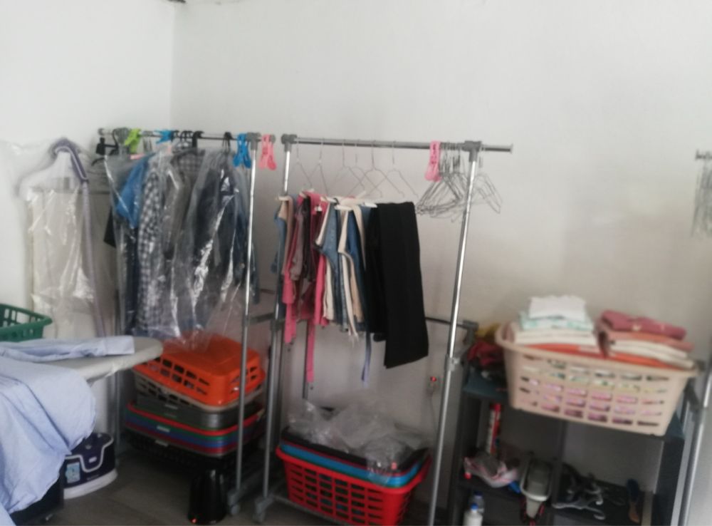 Vendo suporte para cabides ( cherriots) como novos para pendurar roupa