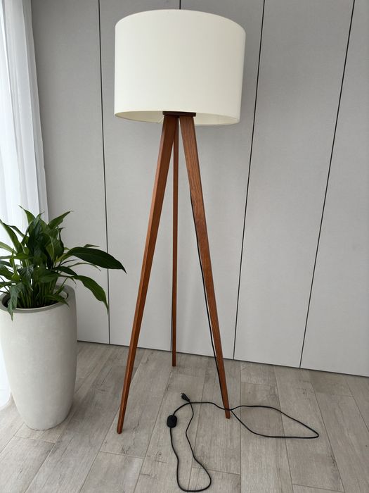 Lampa do salonu trójnożna