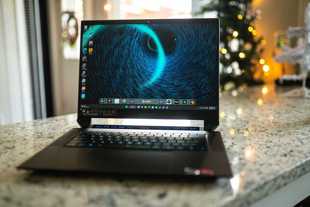 Ноутбук Corsair Voyager a1600, rx6800m, ryzen 6900, ddr5