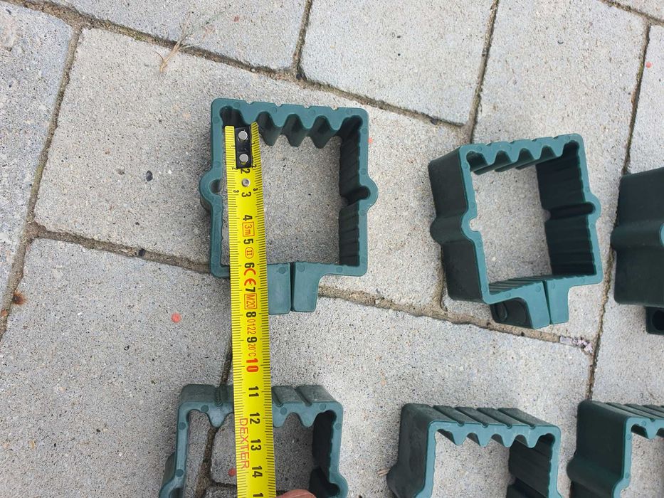 Obejma plastikowa do siatki płotu na słupek 60x60mm 62 sztuki + gratis