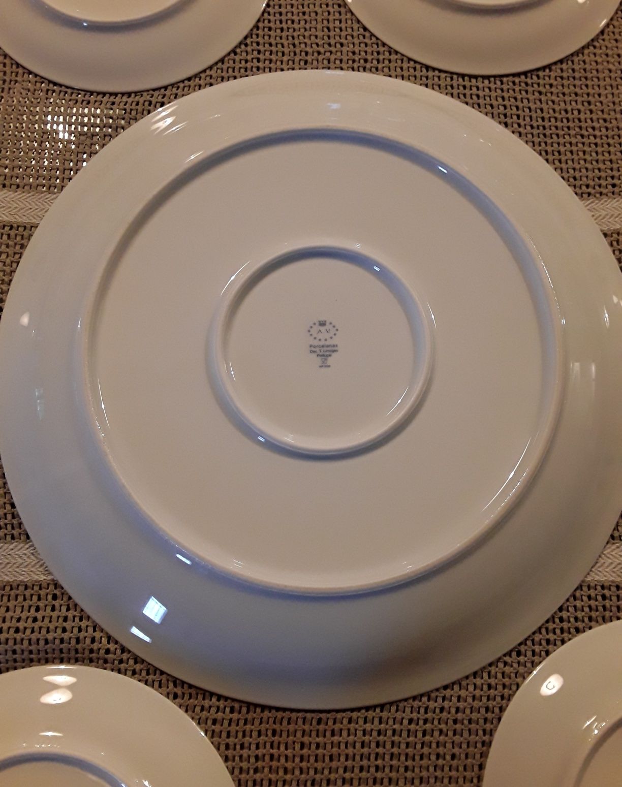 Prato grande de bolo e 6 de sobremesa porcelanas A. V. Limoges Portuga