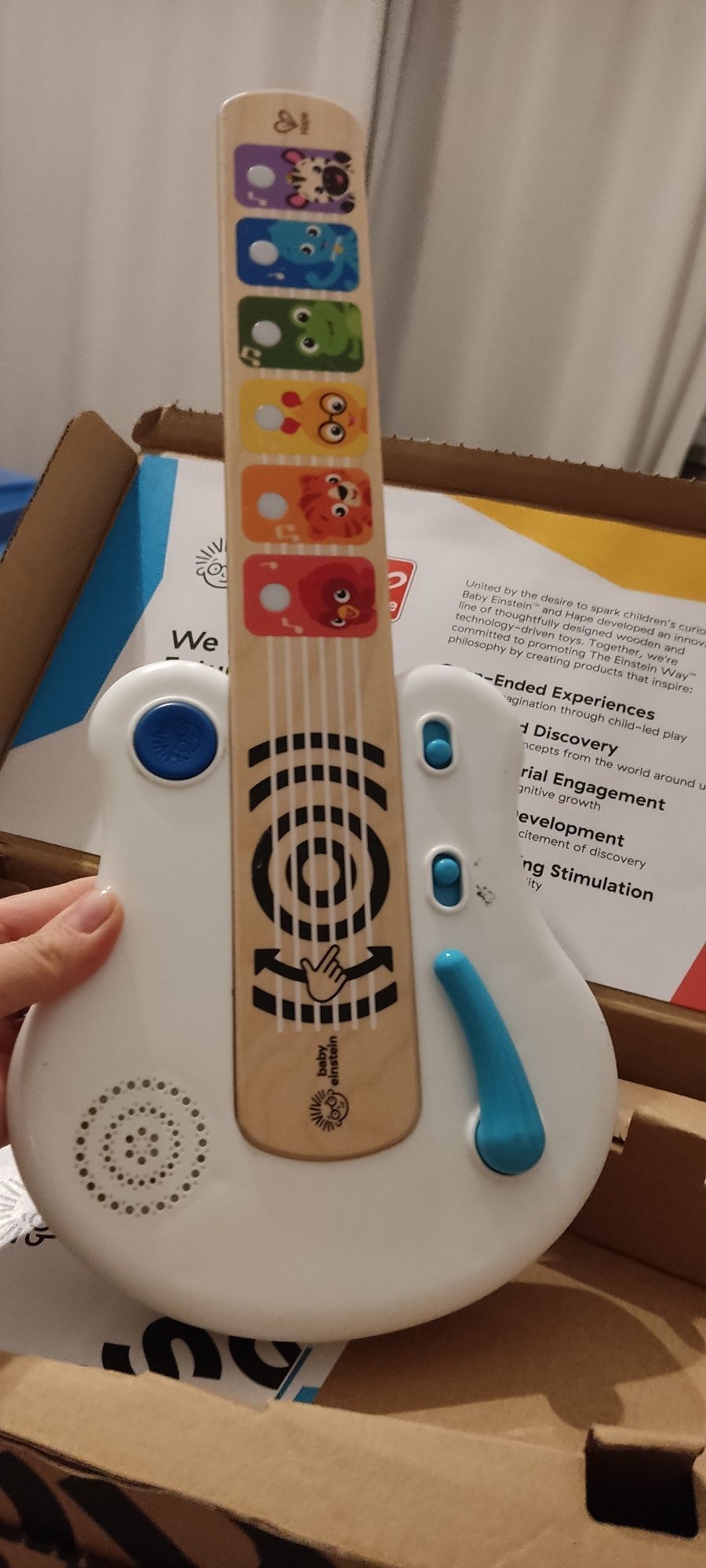 Realistyczna Gitara bez strun a jak ze strunami. 12+. BABY Einstein. F