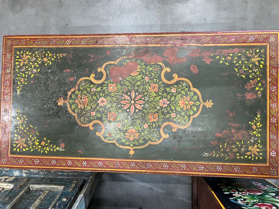 Unikatowy stolik kawowy drewniany z szufladami w stylu indyjskim