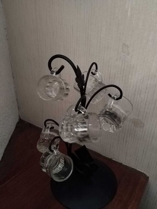 Suporte decorativo com canecas