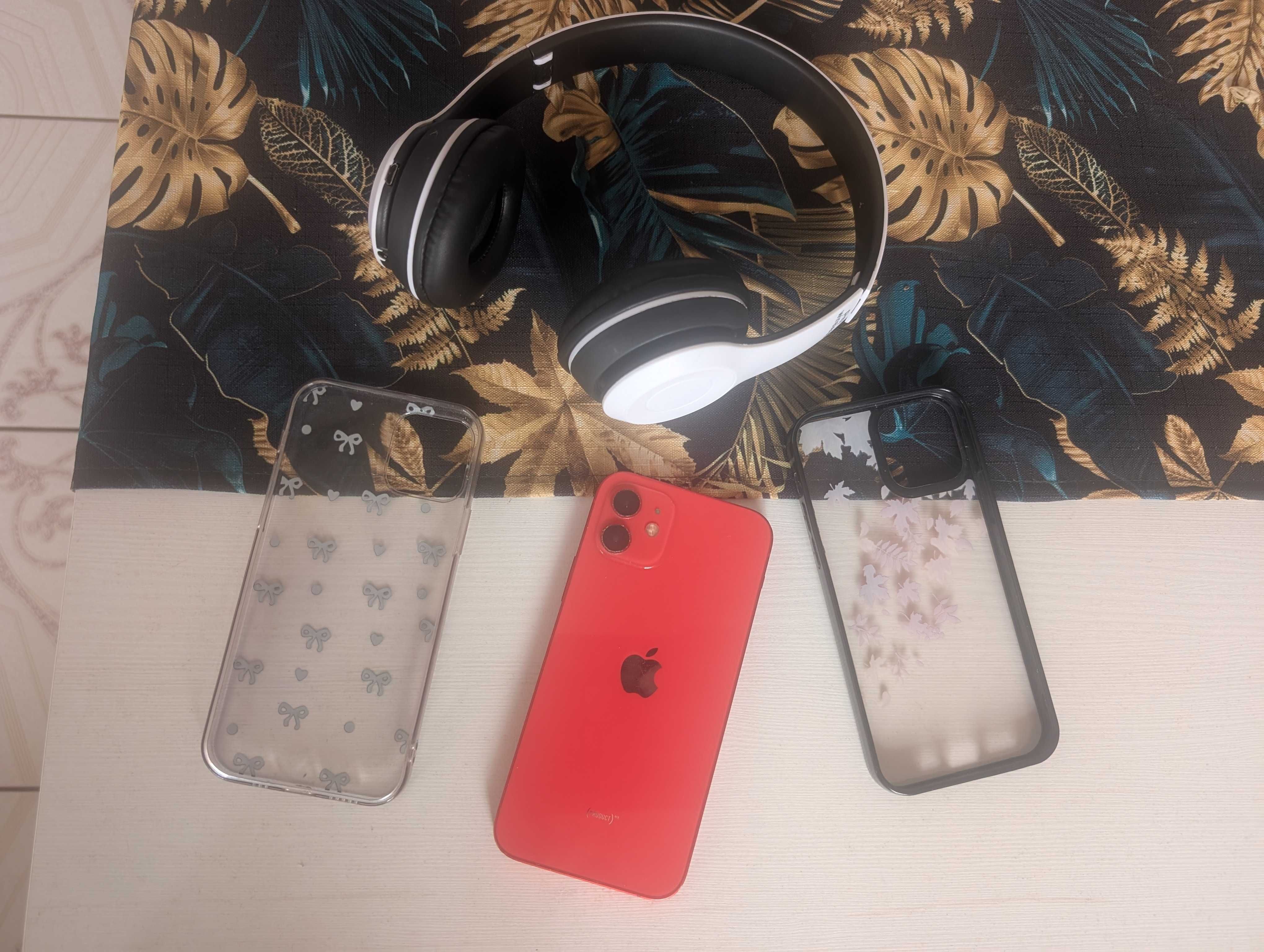 Sprzedam używany iPhone 12 4/64 w zestawie z słuchawkami i 2 x etui
