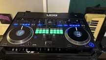 Pioneer DDJ-REV7 + Case UDG – Profesjonalny zestaw DJ