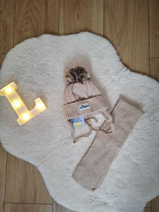 Beżowa czapeczka z pomponem i szalik dla niemowlaka (3–7 miesięcy)