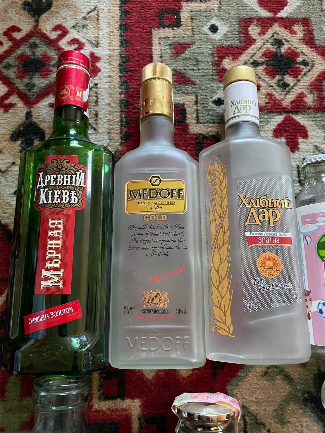Пустые бутылки в коллекцию.