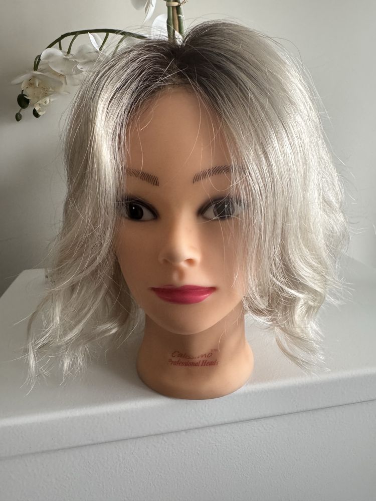 Peruka lace front Rokoko ruchomy przedzialek platyna z ciemnym odroste