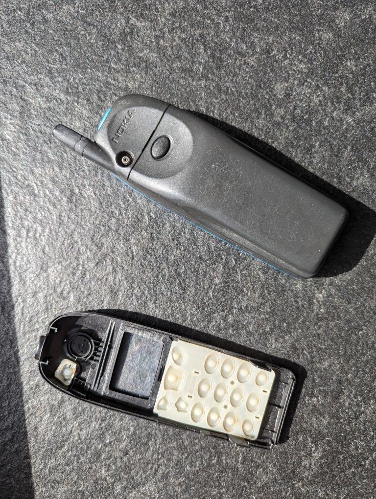 Nokia 5110 z dodatkową obudową