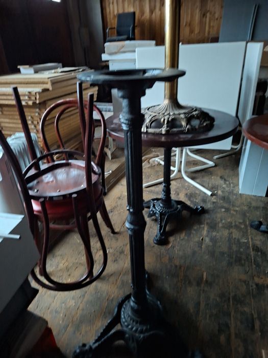 Stare stoły z nogami żeliwnymi