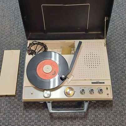 Gira-Disco Vinil portátil / AM Radio Unisonic Ponograph Antigo (AC/DC)